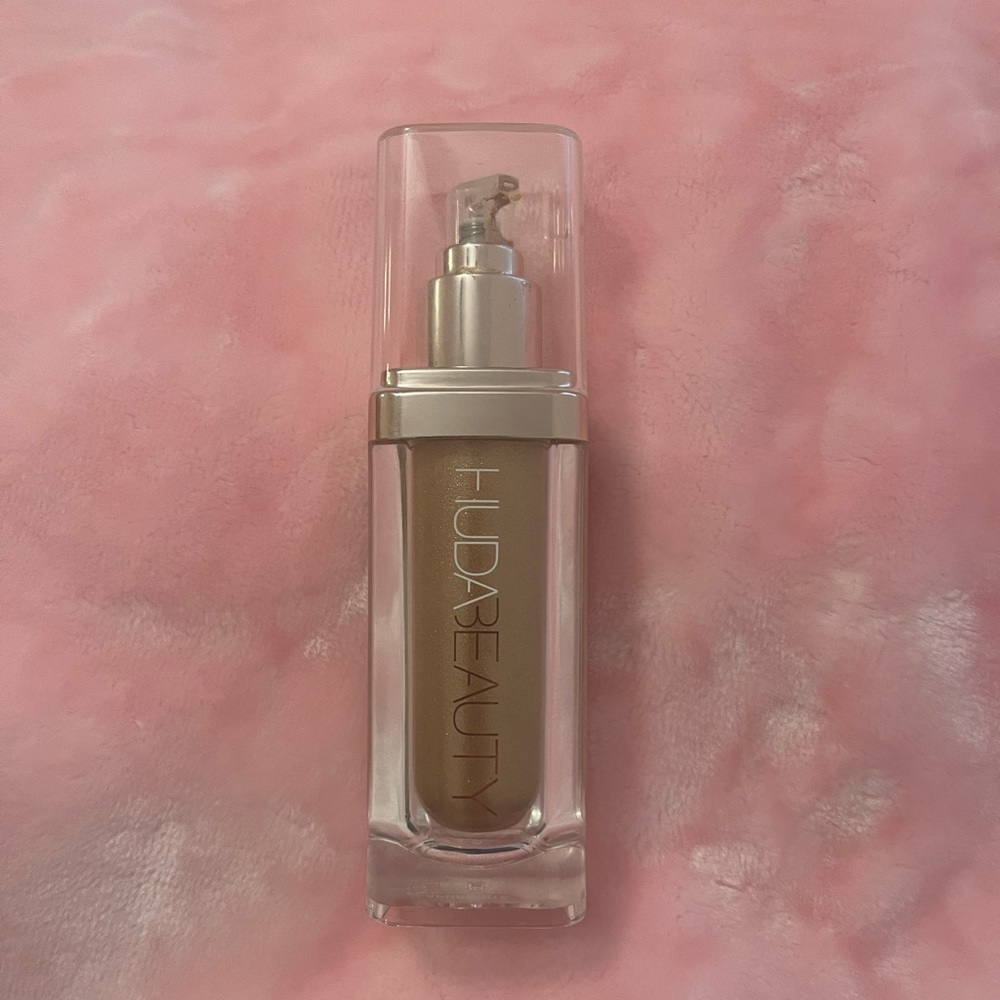 Huda beauty body highlighter
